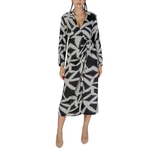 Long-sleeved black and white abstract leaf print wrap dress by Jacqueline De Yong