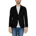 Man wearing Mulish Men Blazer for urban city style fashion