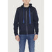 Man in Blauer urban style clothing, black and blue hoodie for urban city fashion