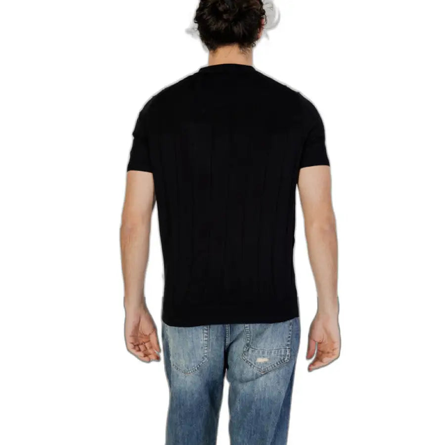 Man in black shirt and jeans wearing Hamaki-ho Men Knitwear