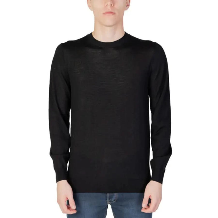 Man wearing a black sweater from Liu Jo Men Knitwear collection