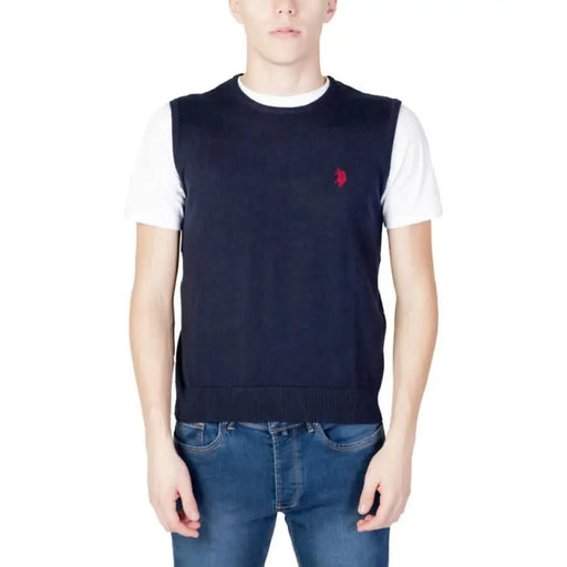 Man modeling U.S. Polo Assn. men gilet for urban style clothing.