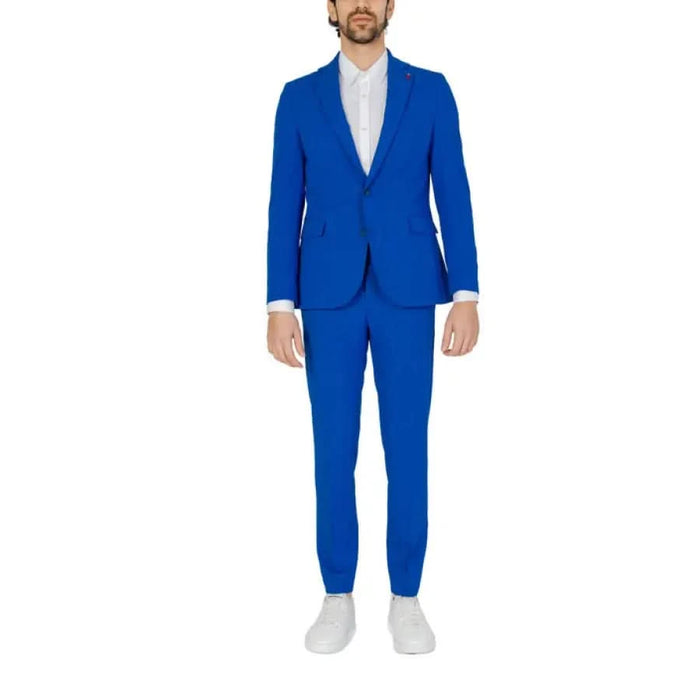 Man in blue Mulish suit showcasing urban city style fashion