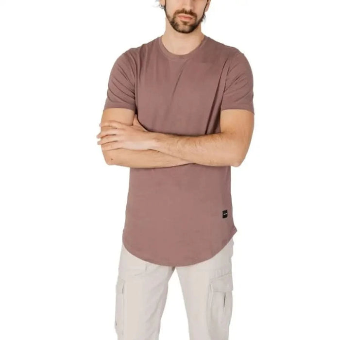 Man in Only & Sons men t-shirt for spring-summer, wearing brown shirt and cargo pants