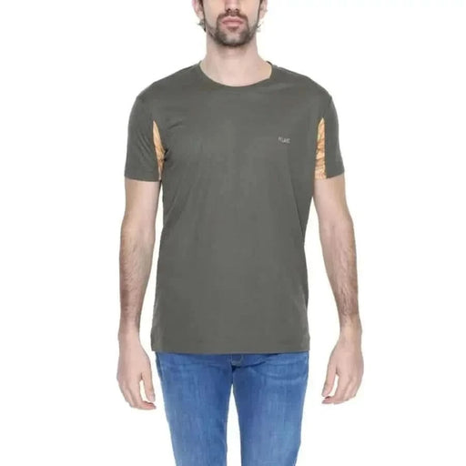 Man wearing green Alviero Martini Prima Classe T-shirt with brown elbow patch