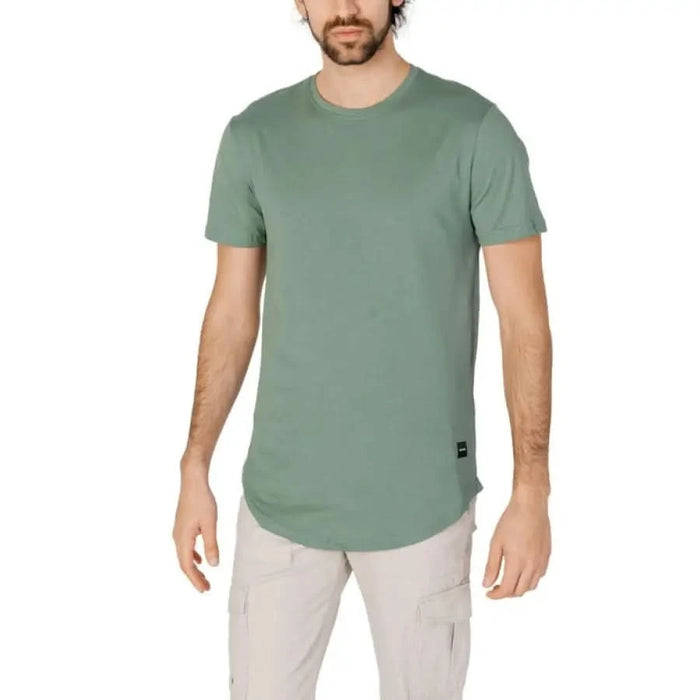 Man wearing Only & Sons men t-shirt for spring summer, green shirt and cargo pants