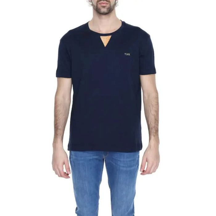 Man wearing Alviero Martini Prima Classe navy V-neck tee with chest patch