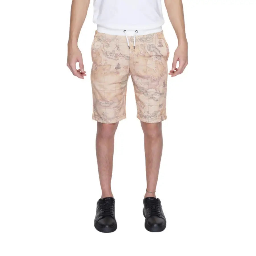 Man wearing white T-shirt and ’Alviero Martini Prima Classe’ men’s shorts models product