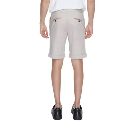 Man in Alviero Martini Prima Classe shorts and white t-shirt