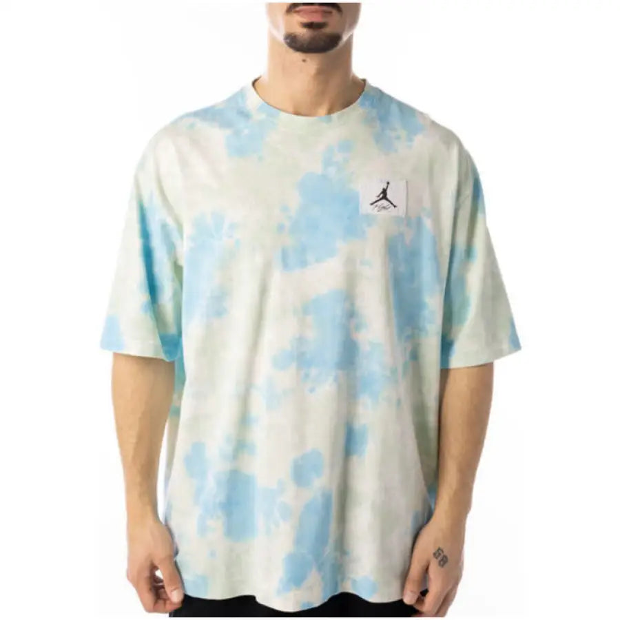 Urban style: Man in tie-dye t-shirt against blue sky - Jordan Men T-Shirt