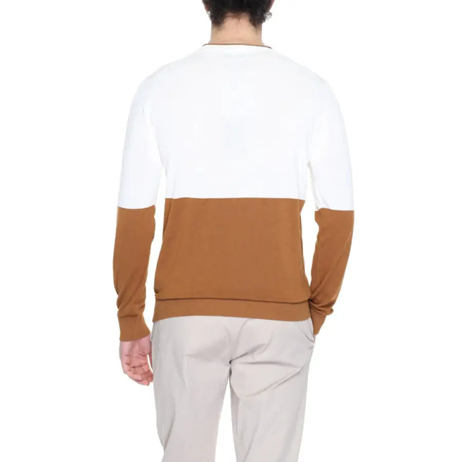Man wearing a white and brown sweater from Liu Jo - Liu Jo Men Knitwear collection