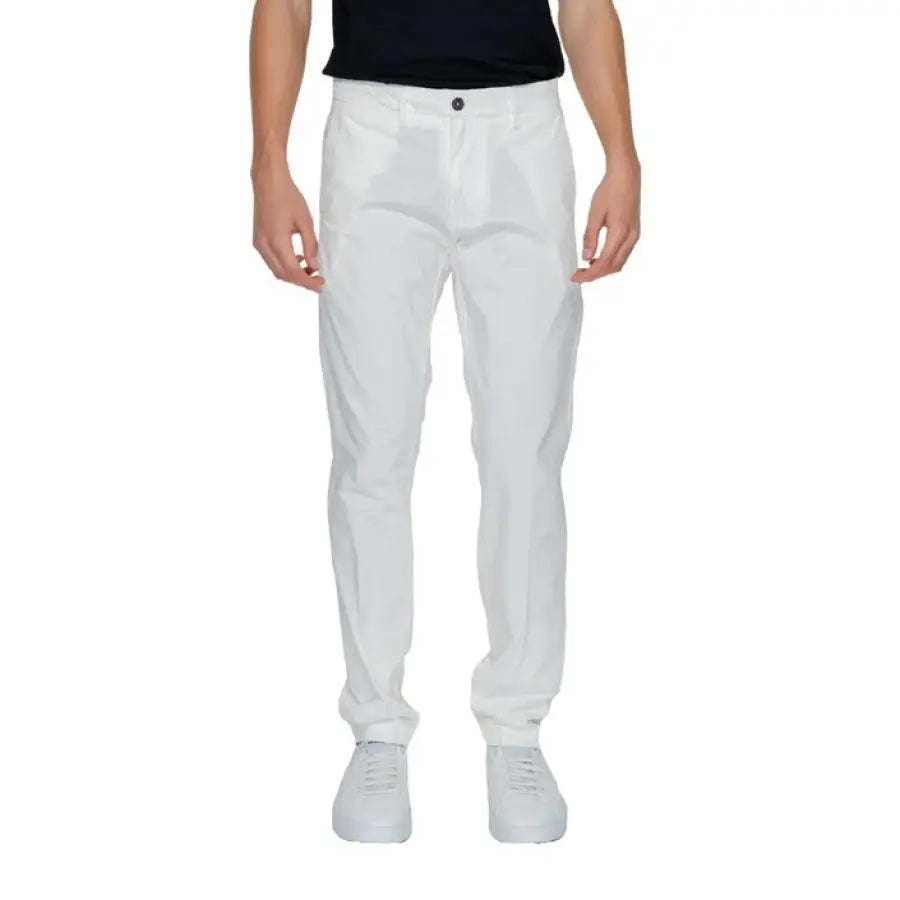 Urban style: Man in white pants and black shirt - Borghese Men Trousers