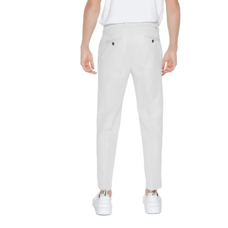 Urban style clothing: man in white pants and white t-shirt from Liu Jo Men Trousers collection