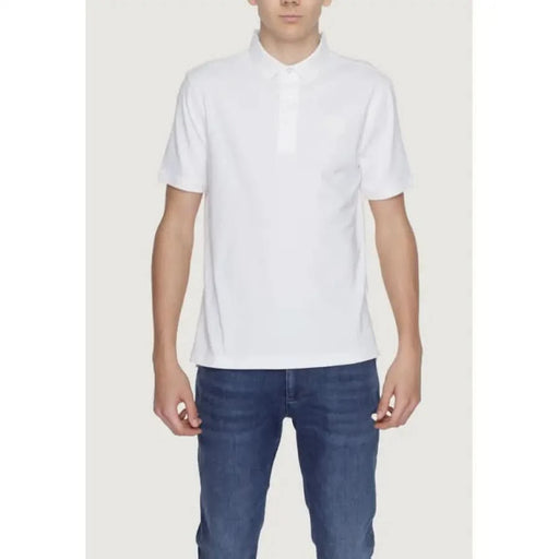 Man in white Blauer Polo exhibiting urban city style fashion