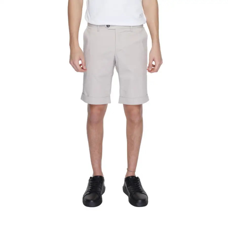 A man in a white shirt and Alviero Martini Prima Classe Men Shorts, showcasing style and comfort
