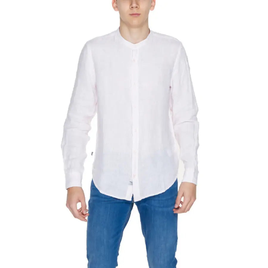 Urban style: Man in white Blauer shirt and jeans - Blauer Men Shirt