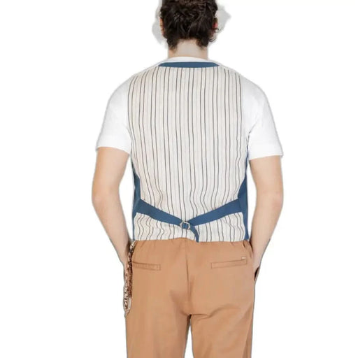 Man in white shirt & brown pants wearing ’Gianni Lupo - Gianni Lupo Men Gilet’