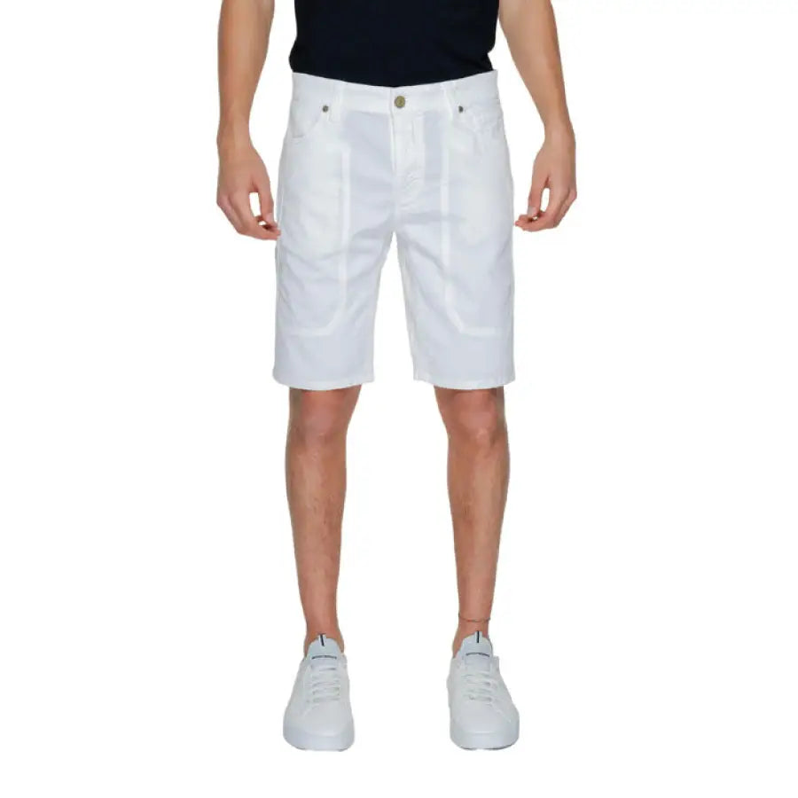 Man in white shorts and black T-shirt from Jeckerson - Jeckerson Men Shorts collection