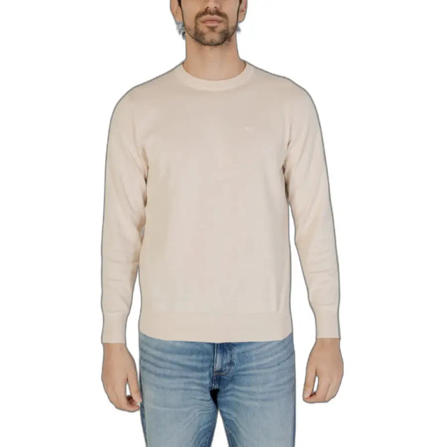 Man wearing white sweater and jeans from Gas - Gas Men Knitwear collection