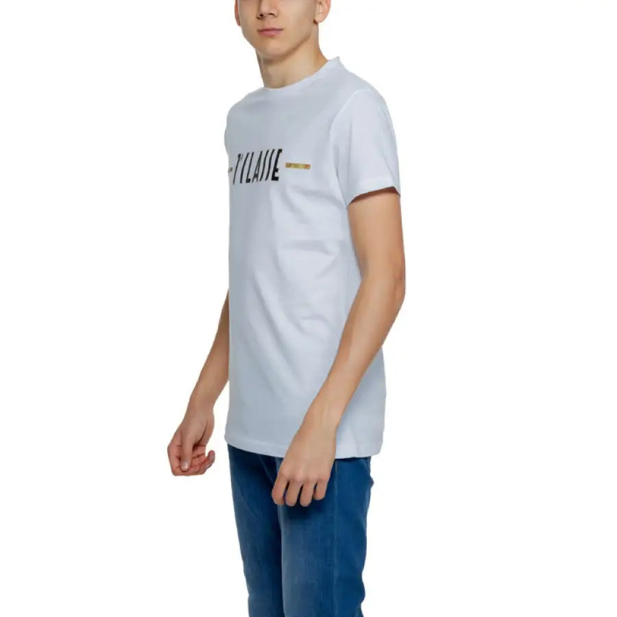 
                      
                        Man in white Alviero Martini Prima Classe T-Shirt with ’person’ text
                      
                    