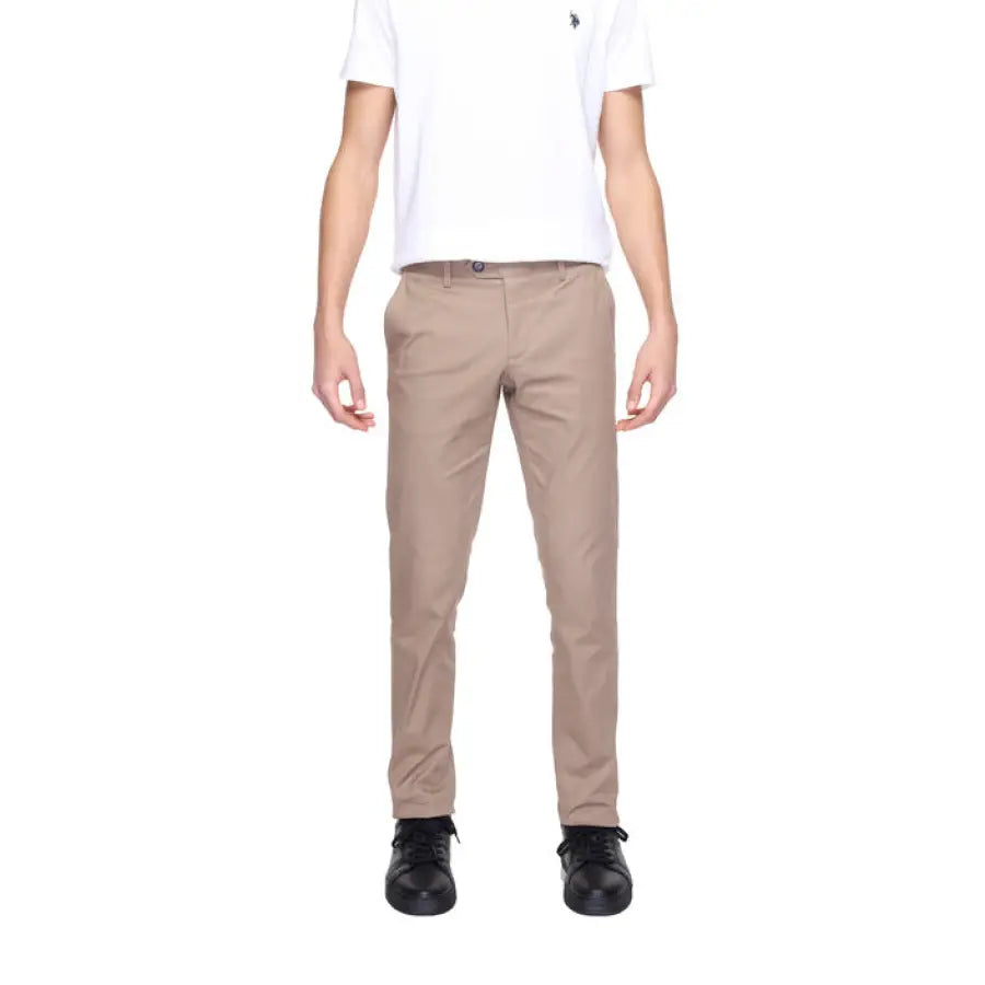 Alviero Martini Prima Classe men’s khaki pants with white t-shirt attire