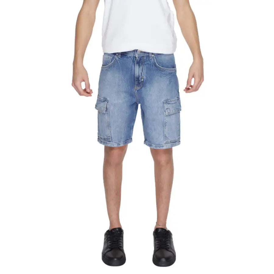 
                      
                        Man wearing Antony Morato white t-shirt and blue denim shorts
                      
                    