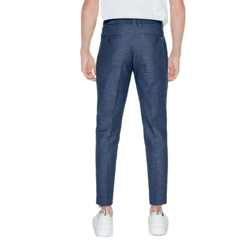 Antony Morato urban style: Man in white t-shirt and blue trousers