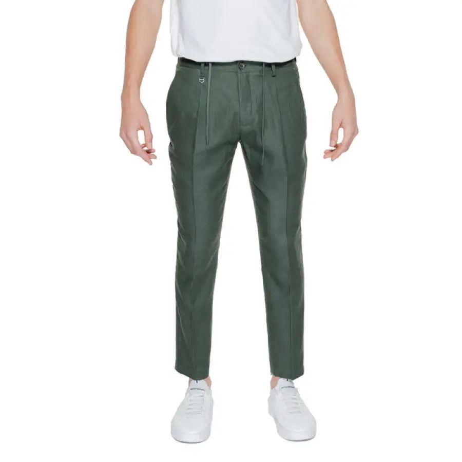 Stylish urban look with Antony Morato Men Trousers: man in a white t-shirt and green pants