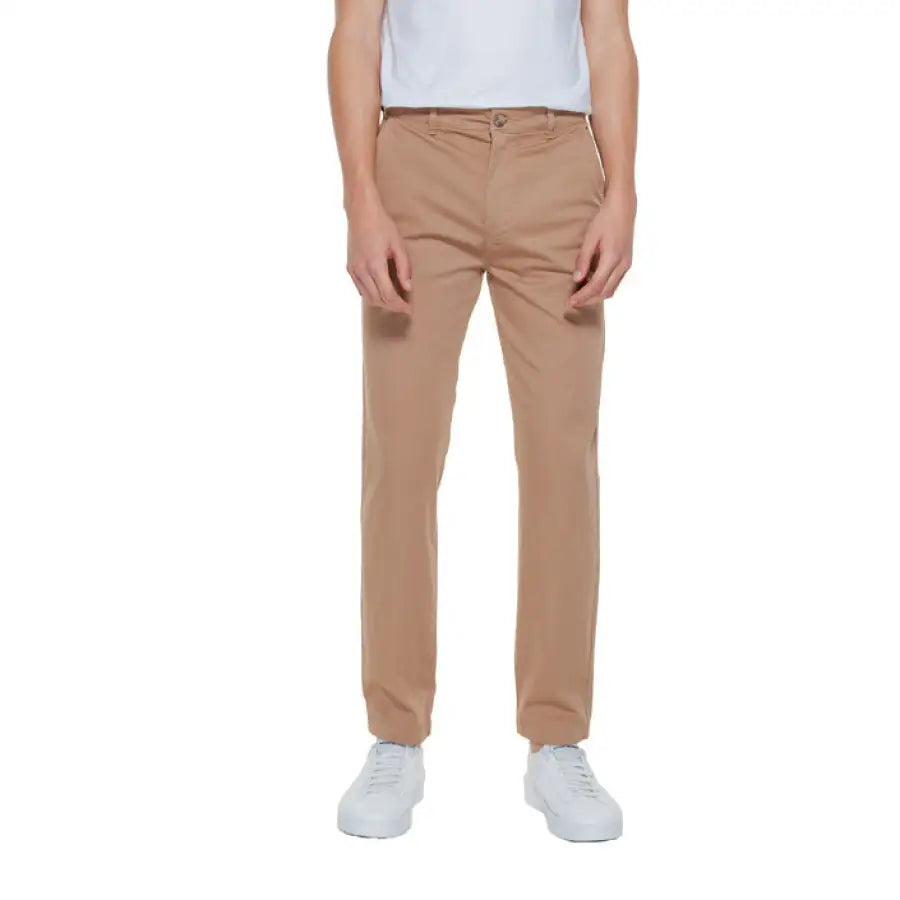 Urban style: Man in white T-shirt and khaki pants wearing Gas - Gas Men Trousers