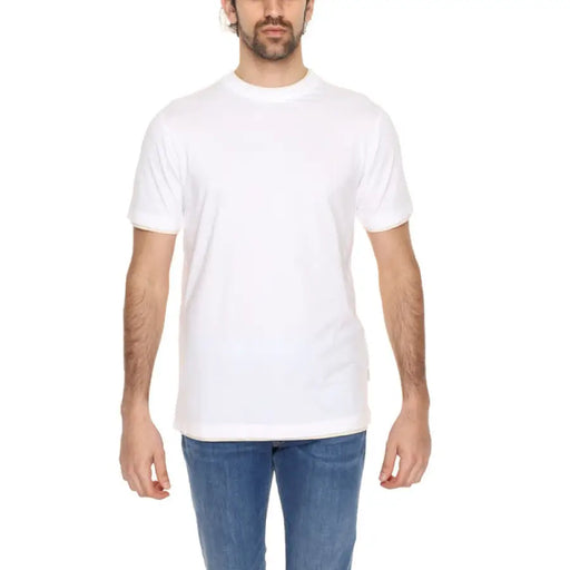 Urban style Hamaki-ho Men T-Shirt - Man wearing white t-shirt with casual clothing