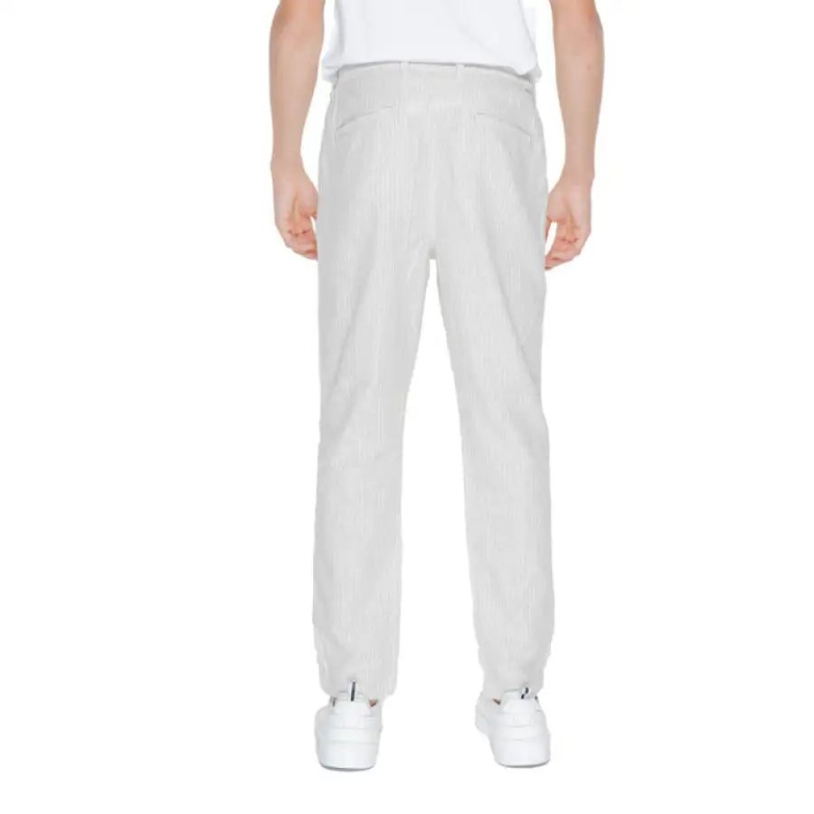 Urban style: Man in white t-shirt and grey pants showcasing Hamaki-ho Men Trousers