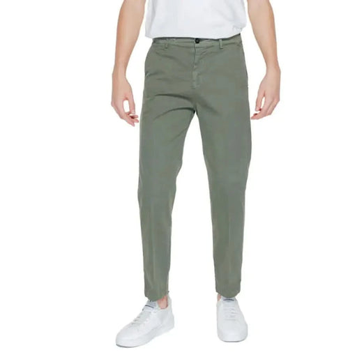 Urban style: Man in white t-shirt & khaki Liu Jo Men Trousers