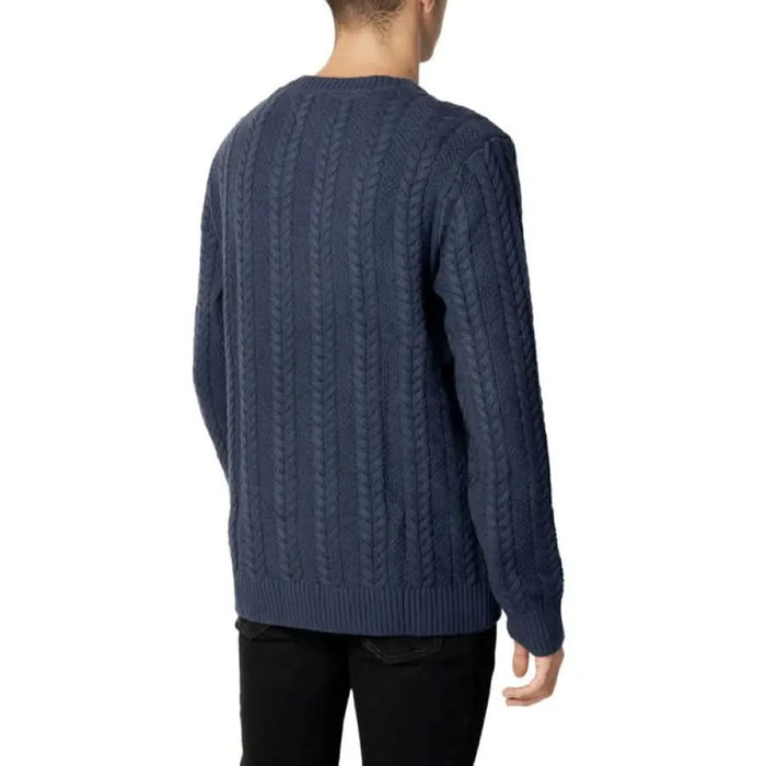 Navy blue cable-knit sweater worn by a person from behind in Tommy Hilfiger Jeans Men Knitwear