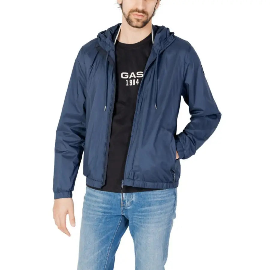 Navy blue hooded jacket over a black ’GAS 1984’ t-shirt with light blue jeans - Gas Women Jacket