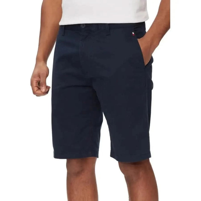 Navy blue men’s shorts with side pockets and button closure from Tommy Hilfiger Jeans