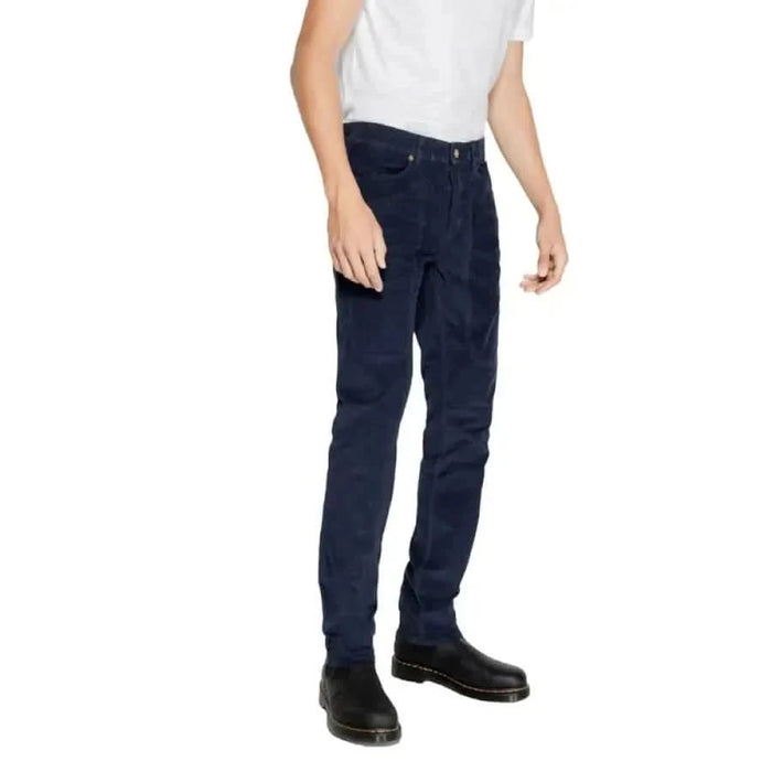 Navy blue slim-fit jeans worn with a white t-shirt by Jeckerson Men Trousers