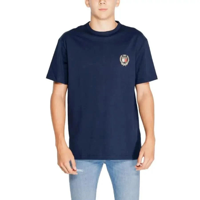 Navy blue Tommy Hilfiger men’s t-shirt featuring a small embroidered logo on the chest