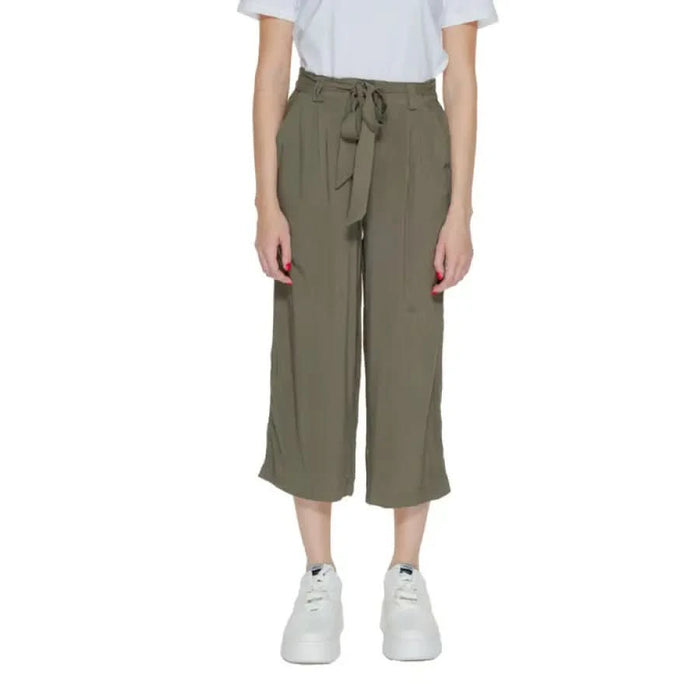 Olive green wide-leg cropped pants with a tie waist, Only - Only Women Trousers