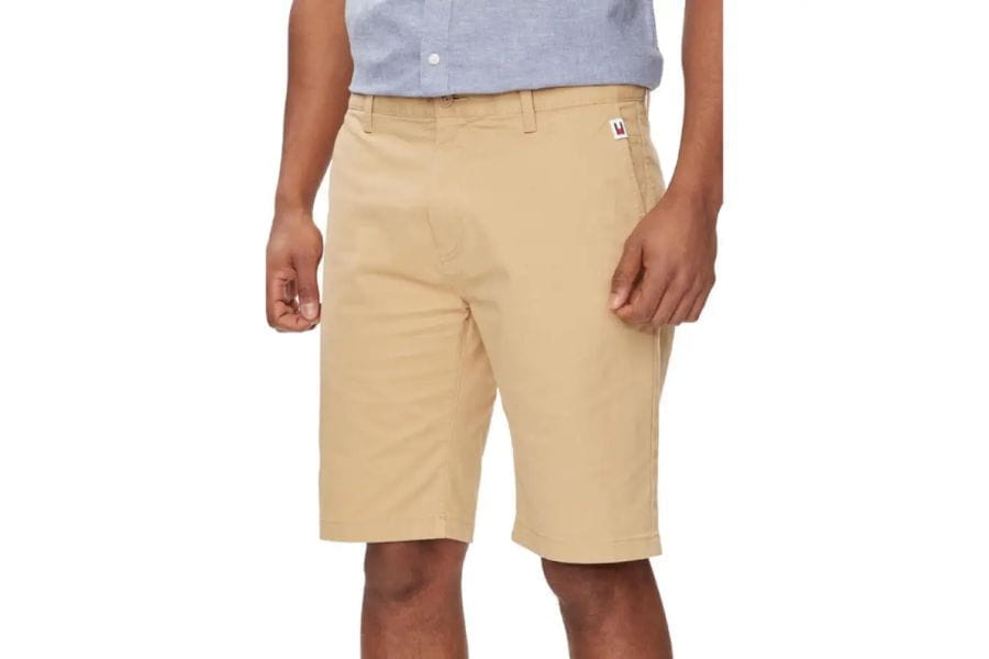 Beige men’s shorts ideal for smart casual outfits in men summer fashion.