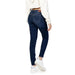 Dark blue skinny jeans with white sneakers and a white top - Pepe Jeans Women Collection