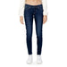 Pepe Jeans Women’s dark blue skinny jeans, white sweater, and white sneakers