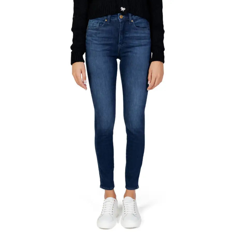 Gas - Gas Women High-Waisted Skinny Blue Jeans paired with Black Top and White Sneakers