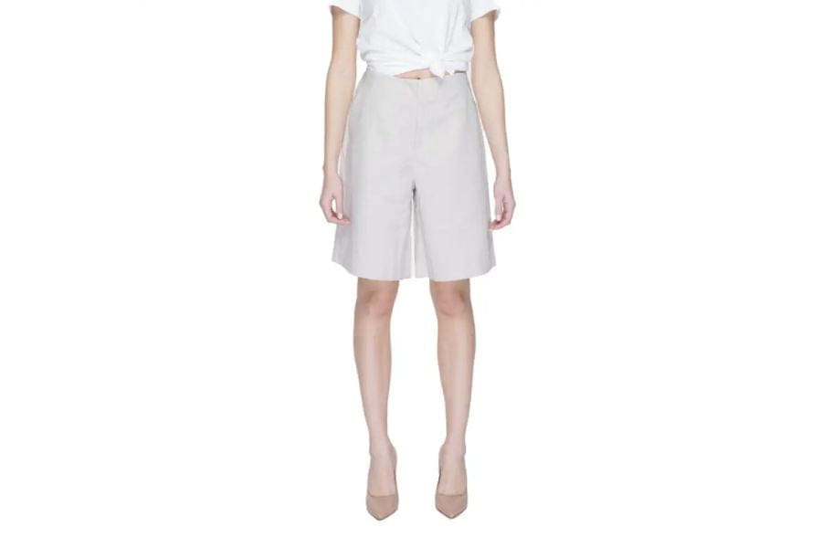 Light gray knee-length shorts with a high waistband for holiday outfit inspiration.