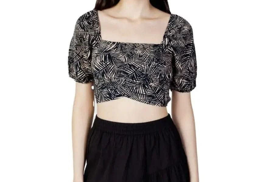 Patterned crop top with puff sleeves and square neckline for first date outfit ideas.