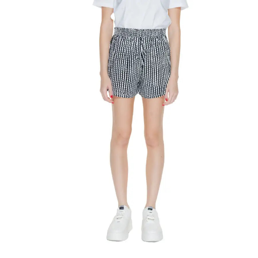 Patterned shorts with drawstring waist, white t-shirt, white sneakers - Only Women Short