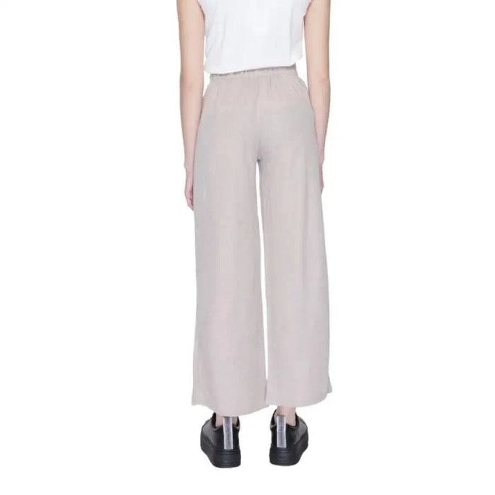 Person in grey linen Jacqueline De Yong women trousers for urban city style