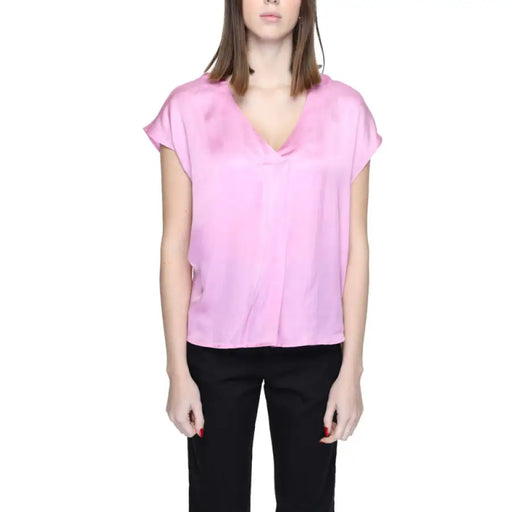 Pink v-neck short-sleeve blouse with loose-fitting silhouette by Rinascimento