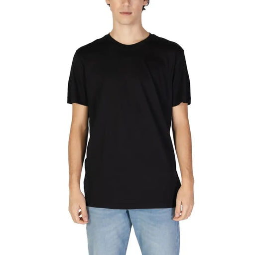 Black crew neck t-shirt paired with light blue jeans from Calvin Klein Jeans