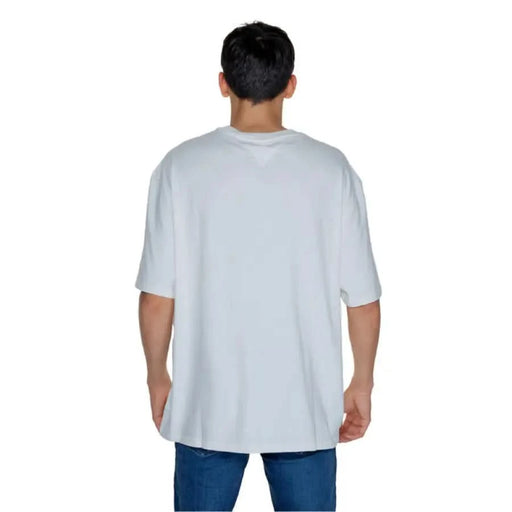 Person wearing Tommy Hilfiger plain white oversized T-shirt from the back