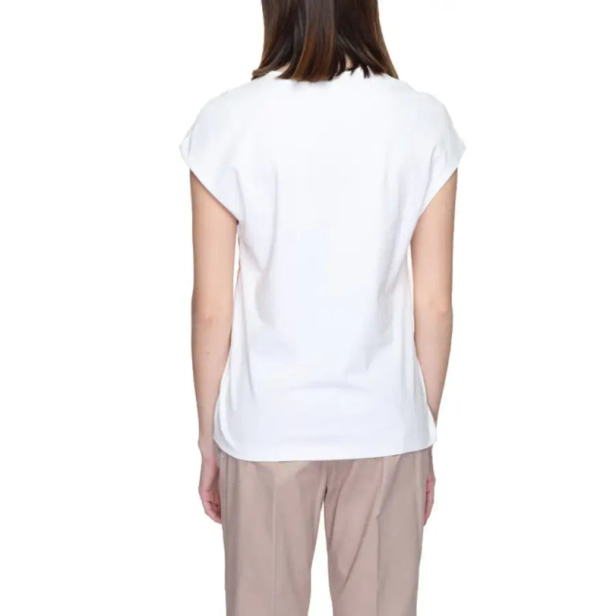 
                      
                        Alviero Martini Prima Classe women’s T-shirt in white showcased
                      
                    